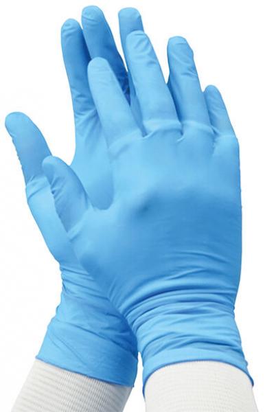 Das Bild zeigt zwei Hände, die mit hellblauen, dünnen Einweghandschuhen aus Latex oder ähnlichem Material bedeckt sind. Die Hände sind leicht geöffnet und zeigen die Handflächen.