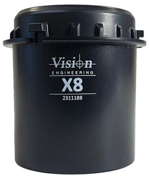 Das Bild zeigt einen schwarzen, zylindrischen Behälter mit einem Verschluss oben. Darauf steht der Schriftzug ?Vision Engineering X8? und eine Nummer. Der Behälter hat einen robusten, technischen Eindruck.
