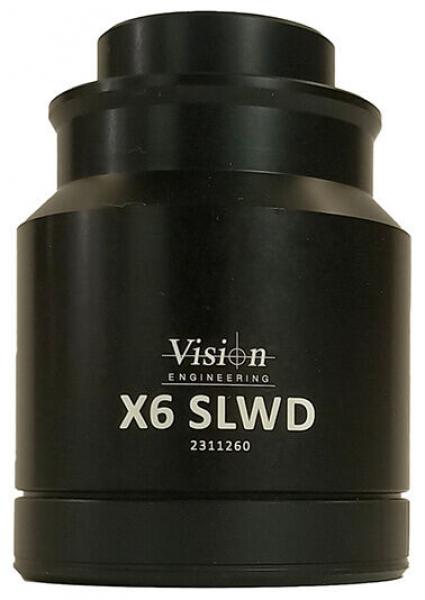 Das Bild zeigt ein schwarzes, zylindrisches Objektiv mit der Aufschrift "Vision Engineering X6 SLWD" und einer Seriennummer darunter. Es hat einen breiteren oberen Teil und verjüngt sich nach unten.