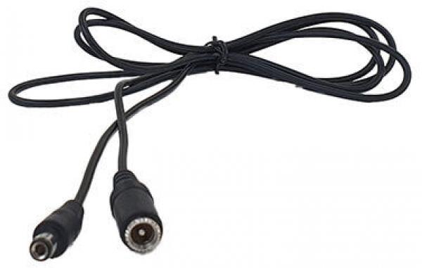 Das Bild zeigt ein schwarzes Kabel mit zwei Steckern an den Enden. Die Stecker sind rund und haben eine Metalloberfläche. Das Kabel ist leicht gewellt und liegt auf einer flachen Oberfläche.