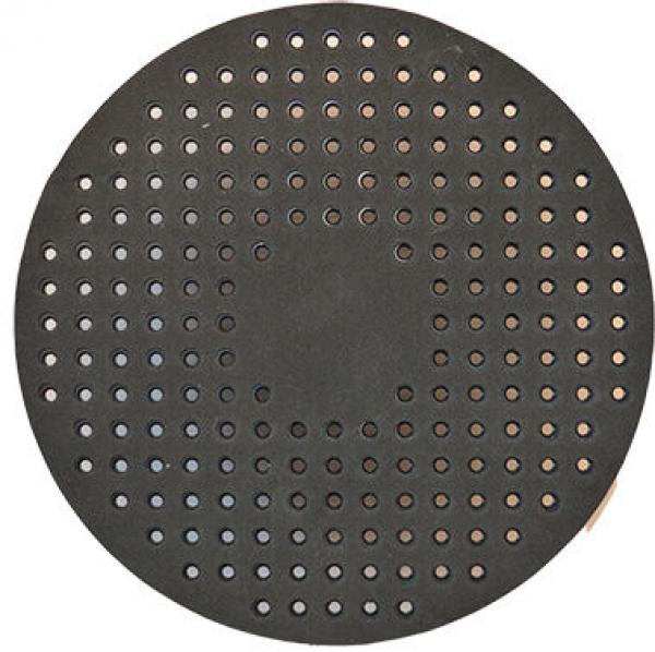 Das Bild zeigt eine runde, schwarze Platte, die mit vielen kleinen, gleichmäßigen Löchern durchzogen ist. Die Löcher sind kreisförmig angeordnet, und die Platte wirkt flach und stabil.