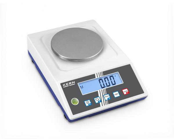 Das Bild zeigt eine digitale Waage mit einer runden, glatten Wiegefläche aus Metall. Darunter befinden sich Tasten und ein blauer Bildschirm, der das Gewicht anzeigt.