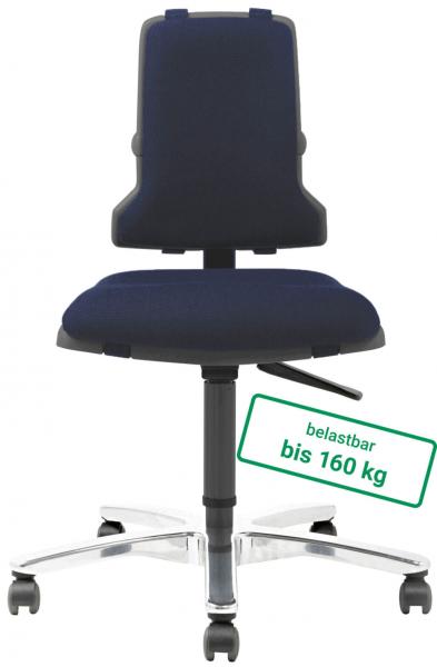 The office chair has a dark blue upholstery with a high backrest. It is mounted on a chrome-colored base with five casters. It can support up to 160 kg.