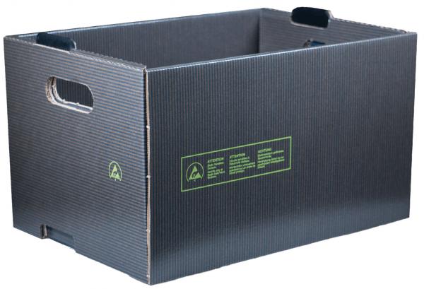 Die Abbildung zeigt eine trapezförmige, schwarze Pappbox mit grünen Linien und einem Logo. Sie hat seitliche Griffausschnitte und ist offen, sodass sie zum Verstauen von Gegenständen genutzt werden kann.