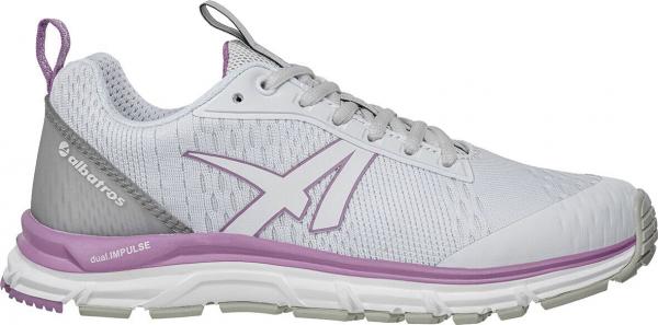Der Schuh ist ein sportlicher Sneaker in hellgrau mit lila Akzenten. Er hat eine atmungsaktive Oberseite und eine gepolsterte, flexible Sohle. Die Schnürsenkel sichern den Halt.