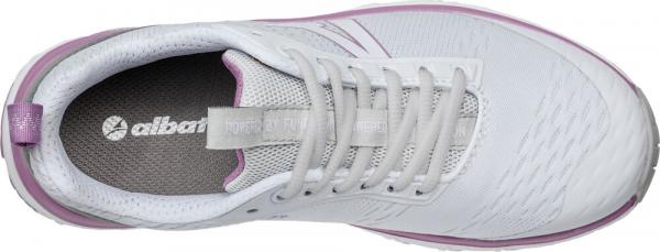 Das Bild zeigt einen weißen Schuh mit lila Akzenten. Er hat flache Schnürsenkel, eine gepolsterte Innensohle und ein leicht strukturiertes Obermaterial. Das Design wirkt sportlich und modern.
