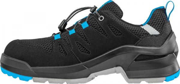 Der Schuh ist niedrig geschnitten und sportlich, hauptsächlich schwarz mit blauen Akzenten. Er hat eine strukturierte Oberfläche und eine robuste, griffige Sohle für guten Halt.