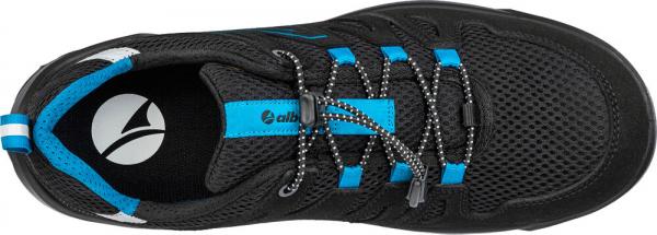 Das Bild zeigt einen schwarzen Sportschuh mit blauen Akzenten. Er hat eine dekorative Schnürung und eine atmungsaktive Oberfläche. Die Innensohle ist sichtbar und die Schuhform ist sportlich.