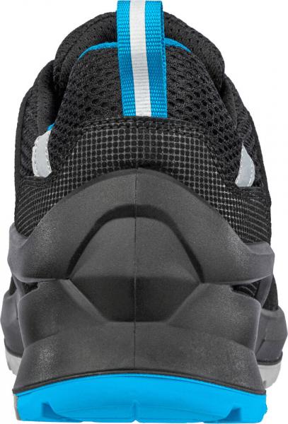 Das Bild zeigt die Rückseite eines Sportschuhs in Schwarz mit blauen und weißen Akzenten. Die Sohle ist breit und stabil, die Oberseite hat atmungsaktives Mesh-Material.