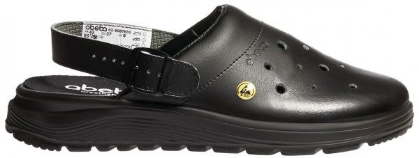Das Bild zeigt einen schwarzen Clog mit offenem Fersenbereich und einem Riemen zur sicheren Befestigung. Die Sohle ist dick und profiliert, die Oberseite hat kleine Löcher für Belüftung.