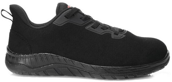 Der Schuh ist ein schwarzer Sportschuh mit flacher Sohle und einer nahtlosen Oberfläche. Er hat Schnürsenkel und eine kleine Lasche an der Hinterseite für das Anziehen.