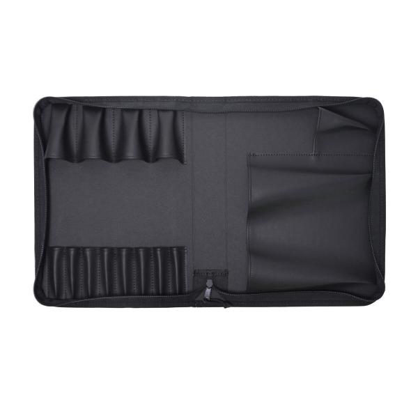 Das Bild zeigt eine schwarze, offene Tasche mit mehreren Fächern. Auf der linken Seite sind schmale Taschen für Stifte oder Werkzeuge. Rechts gibt es ein größeres Fach und ein flaches, aufgenähtes Fach.