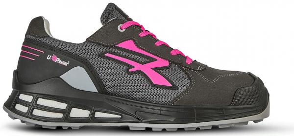 Der Schuh ist ein sportlicher, schwarzer Sneaker mit pinken Akzenten. Er hat eine atmungsaktive Oberfläche und eine robuste, strukturierte Sohle für guten Halt. Die Schnürsenkel sind ebenfalls pink.