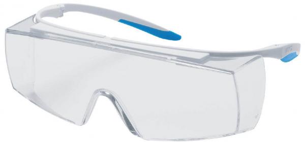 Es handelt sich um eine transparente Schutzbrille. Sie hat einen schlichten, vollständig geschlossenen Rahmen und seitliche Abdeckungen. Die Bügel sind weiß mit blauen Akzenten.
