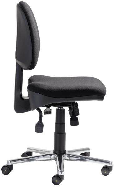 The chair is swivel and has a black upholstery as well as an ergonomic backrest. It stands on a chrome-plated base with five casters for easy movement.