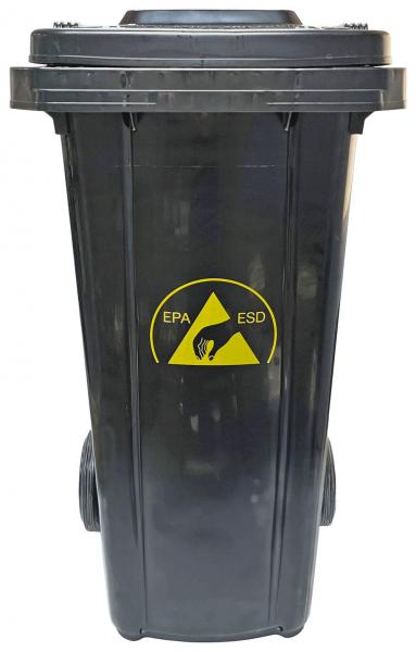 Das Bild zeigt eine schwarze Mülltonne mit zwei Rädern. Auf der Vorderseite befindet sich ein gelbes Symbol mit zwei Bergen und der Aufschrift "EPA ESD", das auf gefährliche Abfälle hinweist.