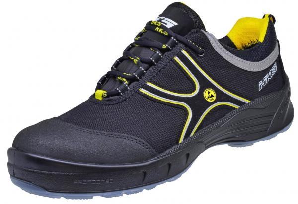 Der Schuh ist ein sportlicher Sneaker in Schwarz mit gelben und grauen Akzenten. Er hat ein leichtes, funktionales Design und eine robuste Gummisohle für guten Halt.