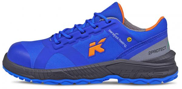 Der Schuh ist sportlich, hauptsächlich in Blau mit orangefarbenen Akzenten. Er hat eine graue Ferse und eine griffige, schwarzen Sohle. Die Schnürsenkel sind standardmäßig und das Material wirkt robust.