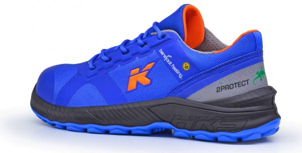 Der Schuh ist sportlich und hat eine leuchtend blaue Farbkombination mit orangen Akzenten. Die Sohle ist stabil und schwarz, mit strukturierten Details für besseren Halt.