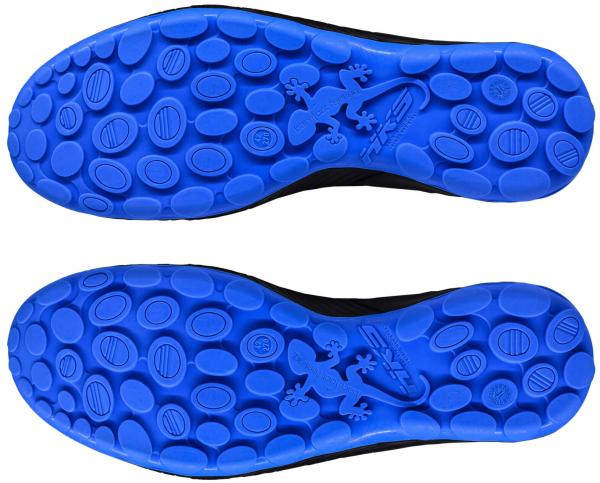 Das Bild zeigt die Unterseite von zwei Sportschuhen. Die Sohle ist in Blau gehalten und hat eine Struktur mit runden Vertiefungen. In der Mitte ist ein stilisierter Gecko abgebildet.