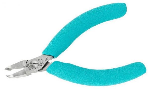 Es handelt sich um eine kleine Zange mit kurzen, spitzen, metallischen Klingen und rutschfesten Griffen in einem kräftigen Türkis. Ideal für präzise Arbeiten.