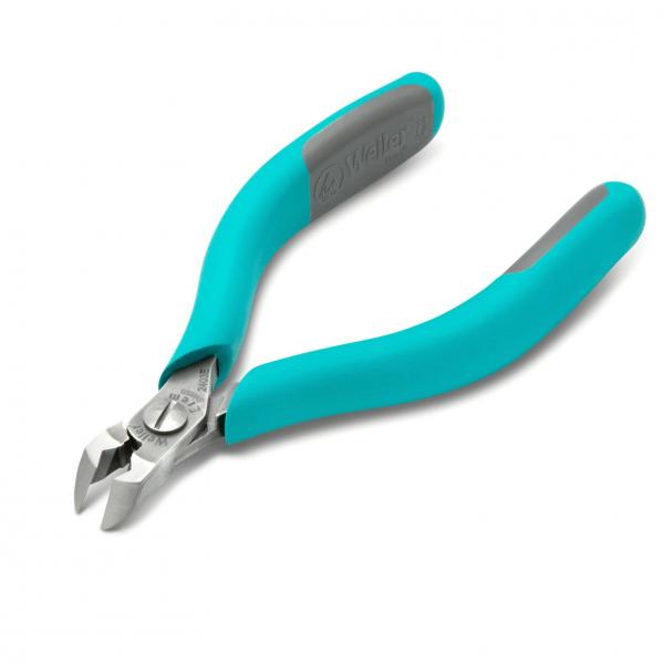 Das Bild zeigt eine Zange mit ergonomischen, teal-farbenen Griffen. Die Schneiden sind flach und metallisch. Sie ist für präzise Arbeiten konzipiert und liegt gut in der Hand.