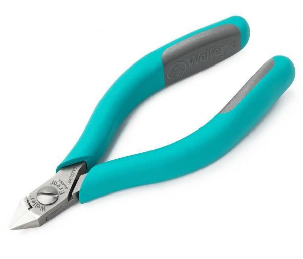 Es handelt sich um eine Zange mit grünen, gummierten Griffen und einer scharfen Schneide. Die Zange hat eine kompakten, ergonomischen Form, ideal für präzise Arbeiten.
