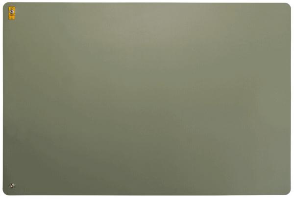 Das Bild zeigt eine rechteckige Fläche in mattem Olivgrün. Die Oberfläche wirkt glatt und einfarbig, ohne erkennbare Muster oder Texturen. Ein kleiner Aufkleber befindet sich in der oberen linken Ecke.