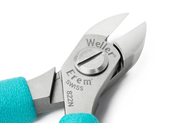 Das Bild zeigt eine Zange mit scharfen, spitzen Klingen. Der Körper ist aus glänzendem Metall, und die Griffe sind mit einem blauen, strukturierten Material umwickelt.