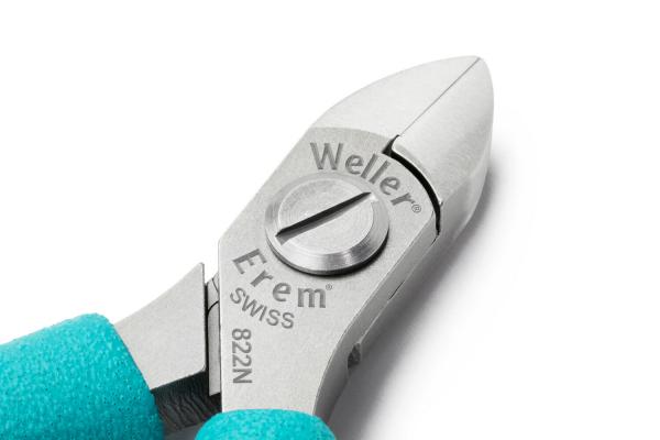 Das Bild zeigt eine hochwertige Zange mit silberner Metalloberfläche und türkisen Griffen. Der Markenname "Weller Erem" und eine Modellnummer sind klar eingeprägt.