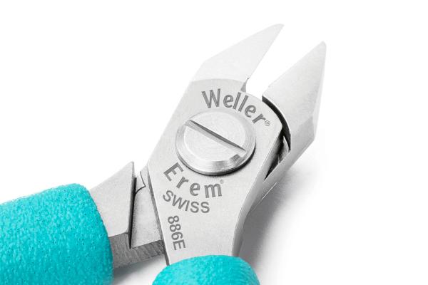 Das Bild zeigt eine hochwertige Zange mit zwei scharfen, spitzen Klingen aus Metall. Der Griff ist mit blauer Gummioberfläche ummantelt. Auf der Zange sind Markennamen eingeprägt.