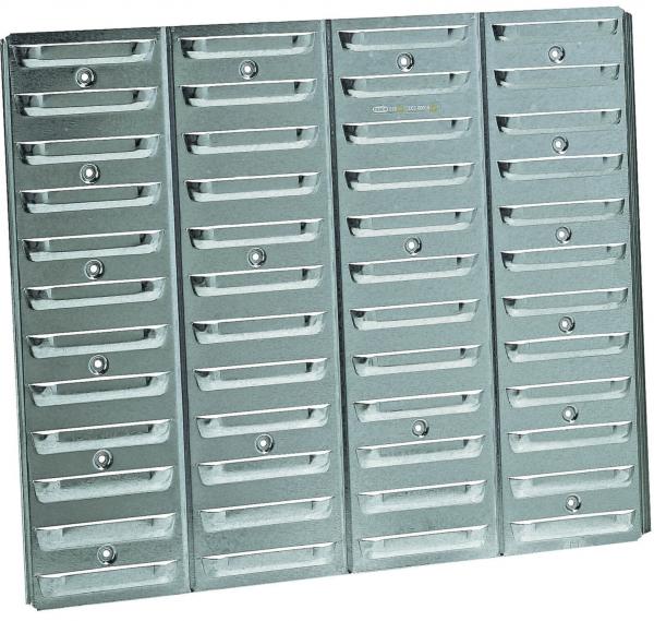 Das Bild zeigt eine Metalltafel mit mehreren gleich großen und rechteckigen Fächern. Jedes Fach hat eine kleine Öffnung oder Griff, um Zugang zu ermöglichen, angeordnet in mehreren horizontalen Reihen.