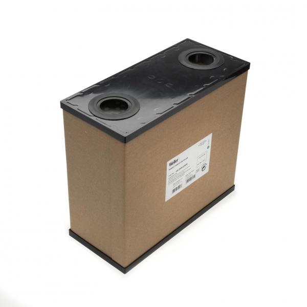 Das Bild zeigt eine rechteckige, braune Box mit einem schwarzen Deckel. Oben sind zwei runde Öffnungen und auf der Seite befindet sich ein Etikett mit Informationen. Die Box wirkt stabil und funktional.