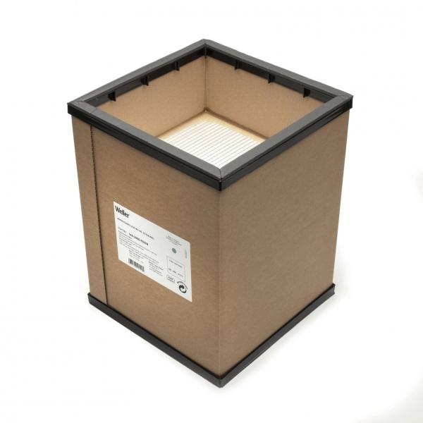 Das Bild zeigt einen quadratischen, braunen Karton mit schwarzem Rand. Er ist leer, hat eine offene Oberseite und eine beschriftete Seite. Der Karton hat eine glatte, feste Oberfläche.