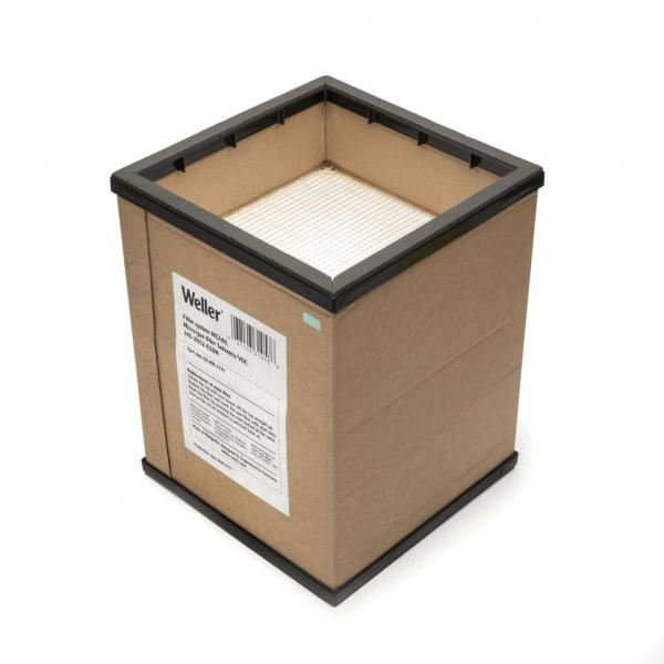 Das Bild zeigt einen quadratischen Karton mit offenen Oberseite. Er hat eine braune Außenfläche und eine klare, glatte Struktur innen. Ein Etikett ist auf der Seite sichtbar.