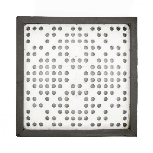 Das Bild zeigt eine quadratische Platte mit vielen kleinen Löchern, die in einem Muster angeordnet sind. Der Rahmen ist dunkel, während die Mitte hell ist. Die Löcher variieren in Größe und sind gleichmäßig verteilt.