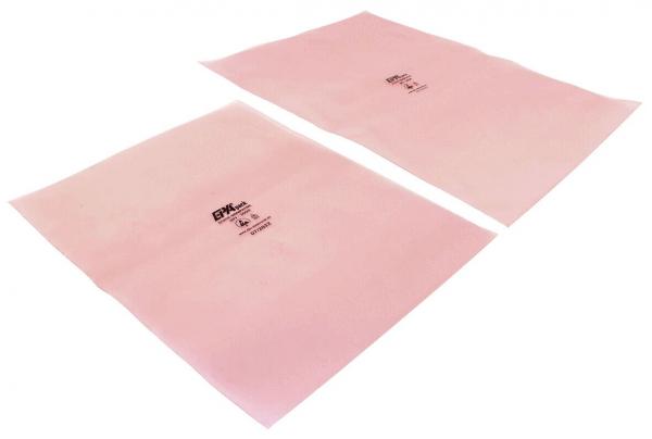 Das Bild zeigt zwei gleich große, rechteckige Folien in sanftem Rosa. Sie liegen übereinander, mit einer schwarzen Druckbeschreibung in der Mitte. Die Oberfläche ist glatt und leicht flexibel.