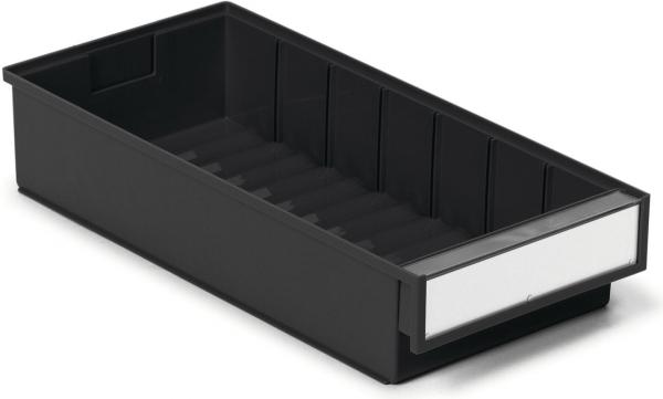 Das Bild zeigt eine längliche, rechteckige Schublade in Schwarz, mit einem perforierten Boden. Eine weiße, beschriftbare Frontplatte ist an einer Seite angebracht.