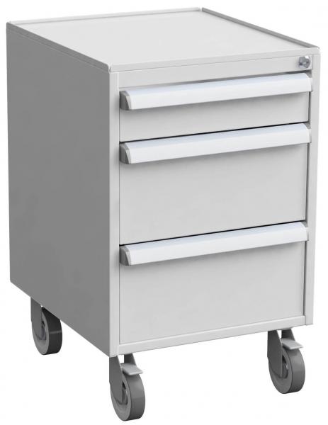 Der Bürocontainer ist quadratisch und hat eine glatte, graue Oberfläche. Er steht auf Rollen und hat drei Schubladen mit metallischen Griffen. Ideal für Stauraum im Büro.