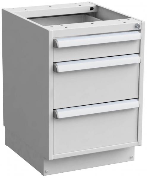 Es handelt sich um einen grauen Schubladenschrank mit drei Schubladen. Der Schrank hat eine offene Oberseite und geradlinige, moderne Griffe. Er ist aus Metall gefertigt und wirkt stabil.