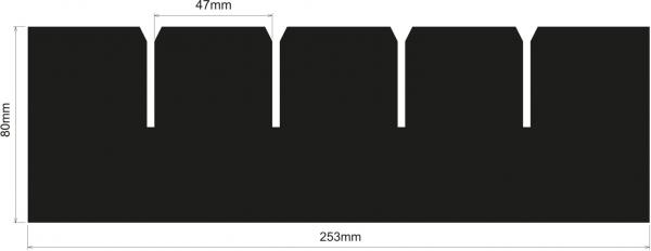 Das Bild zeigt eine schwarze, rechteckige Form mit einer Höhe von 80 mm und einer Breite von 253 mm. Oben sind fünf größere Einkerbungen, die je 47 mm breit sind.