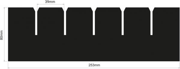 Das Bild zeigt eine schwarze, längliche Form mit fünf gleichmäßigen Einschnitten oben. Die Gesamtmaße sind 253 mm in der Breite und 80 mm in der Höhe. Die Einschnitte sind 39 mm breit.