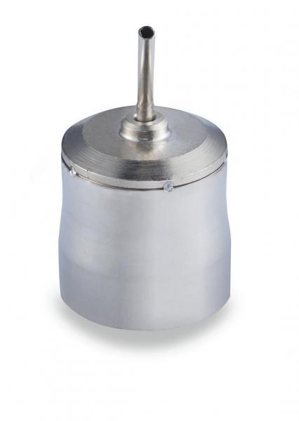 Das Bild zeigt einen kleinen, runden Behälter aus Metall mit einer glatten Oberfläche. Er hat eine schmalen, langen Auslauf in der Mitte, ideal zum präzisen Ausgießen von Flüssigkeiten.