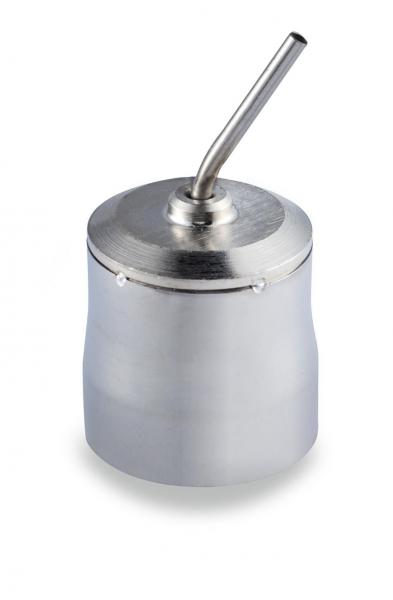 Das Bild zeigt einen glänzenden, runden Behälter aus Metall mit einem schmalen Auslassrohr. Der Behälter ist gebogen und hat eine kurze, gerade Öffnung an der Oberseite.