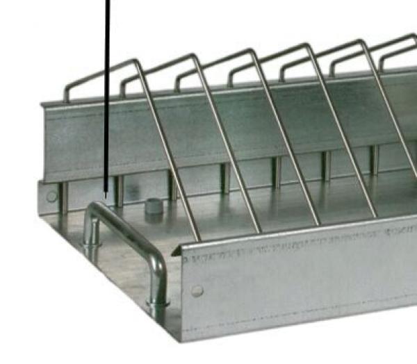 Das Bild zeigt eine metallene Haltevorrichtung mit mehreren schrägen Metallstäben. Unten gibt es eine abgerundete Kante und eine kleine runde Erhebung in der Mitte.