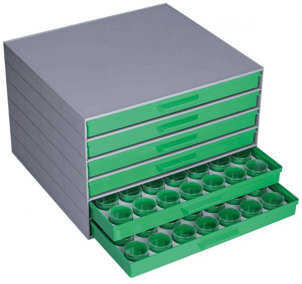 Das Bild zeigt eine flache, graue Aufbewahrungsbox mit mehreren grünen Schubladen. Eine Schublade ist herausgezogen und enthält kreisförmige Fächer für kleine Objekte.