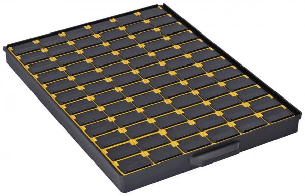 Das Bild zeigt eine flache, rechteckige Box mit vielen kleinen Fächern. Die Fächer sind schwarz und haben gelbe Trennlinien. Die Box eignet sich zur Aufbewahrung kleiner Teile.
