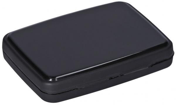 Das Bild zeigt eine rechteckige, flache Box in schwarz mit scharfen Kanten. Sie hat einen glatten Deckel und eine vermutlich klappbare Öffnung an einer Seite.