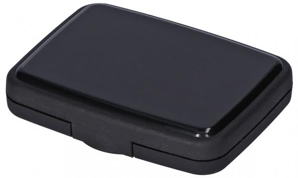 Das Bild zeigt eine rechteckige, flache Box in mattem Schwarz. Sie hat abgerundete Kanten und eine schlichte Oberfläche, die geschlossen ist und keinen sichtbaren Verschluss hat.
