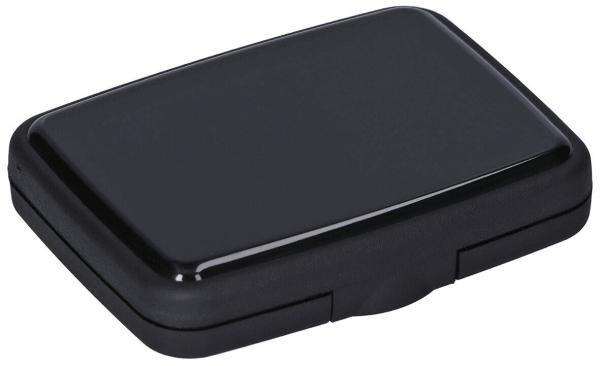 Das Bild zeigt eine rechteckige, matte schwarze Box mit abgerundeten Ecken. Sie hat einen gleichmäßigen, glatten Oberflächenbereich und eine schmale, leichte Vertiefung in der Mitte zur Öffnung.